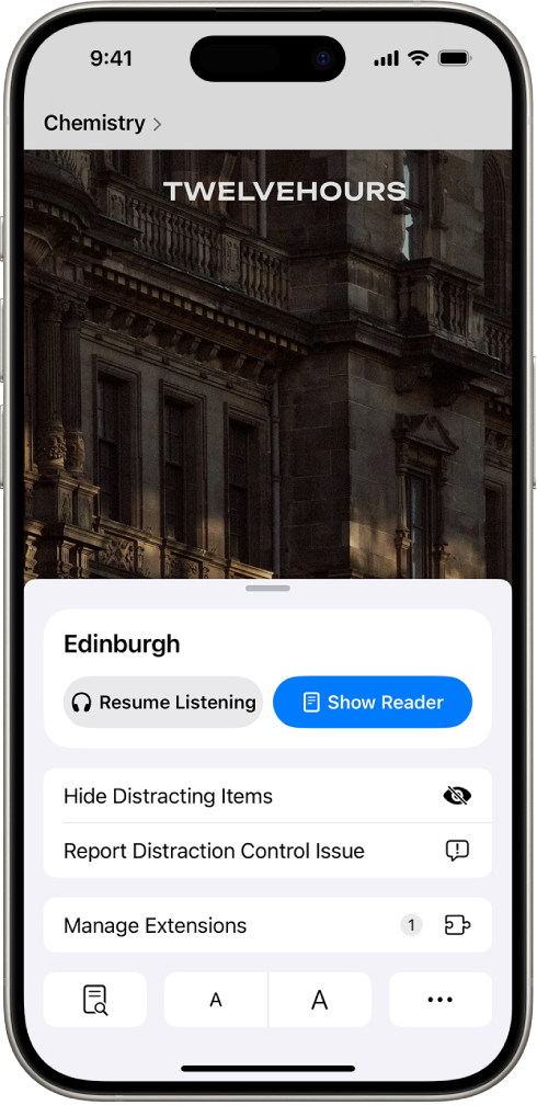 Lietotnē Safari lietotājs ir pieskāries pogai Page Settings tīmekļa vietnē, un tiek rādītas opcijas, tostarp opcija Hide Distracting Items.