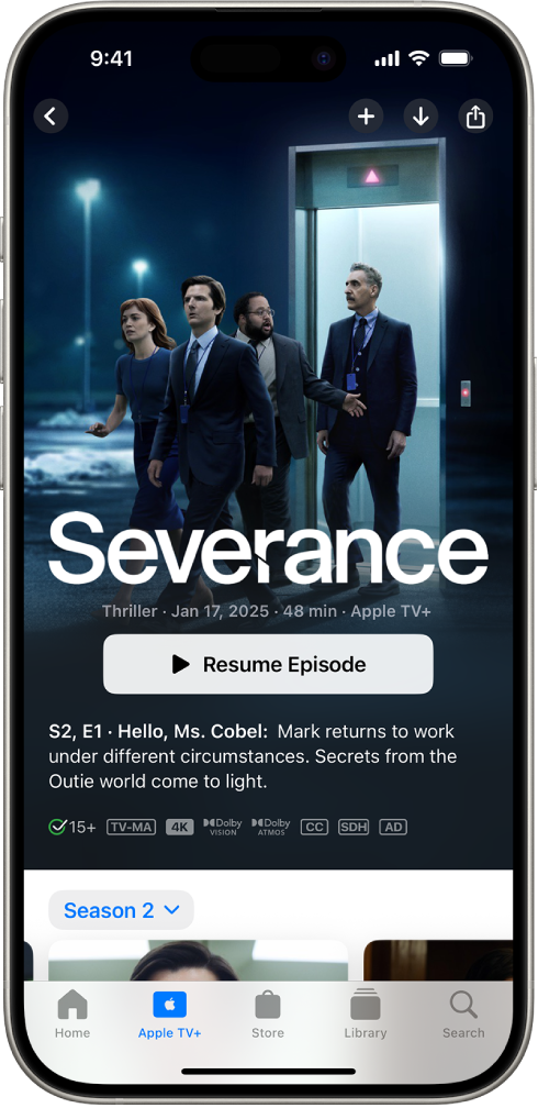 Apple TV+ ടാബ്, ടൈറ്റിലും പ്ലേ ചെയ്യൂ ബട്ടണും എപ്പിസോഡിന്റെ വിവരണവും ഉള്ള ഫീച്ചർ ചെയ്ത Apple Original കാണിക്കുന്നു. താഴെ, ഇടത്തുനിന്ന് വലത്തോട്ട്, ഹോം, Apple TV+, സ്റ്റോർ, ലൈബ്രറി, തിരയൽ ടാബുകൾ എന്നിവയാണുള്ളത്.