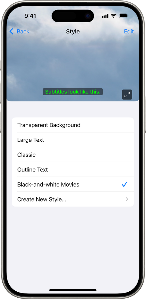 कस्टम शैलीसह उपशीर्षकांचे उदाहरण दाखवणारा iPhone.
