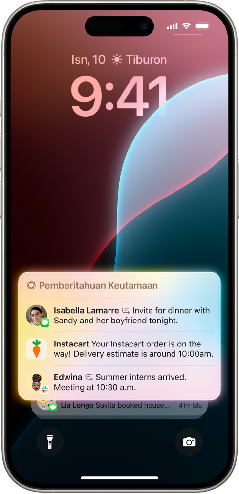 iPhone menunjukkan Skrin Kunci. Di bahagian bawah skrin, pemberitahuan sensitif masa kelihatan di bahagian atas tindanan pemberitahuan.
