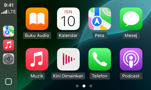 Skrin Utama CarPlay menunjukkan Peta, Muzik dan Mesej dalam Bar Sisi. Di sebelah kanan ialah Buku Audio, Kalendar, Peta, Mesej, Muzik, Kini Dimainkan, Telefon dan Podcast.