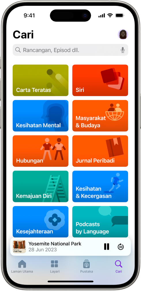 Skrin Cari dalam app Podcast, menunjukkan kategori podcast. Berhampiran bahagian bawah skrin ialah karya seni episod, tajuk episod dan butang Jeda dan Langkau ke Depan. Di bahagian bawah skrin ialah tab Laman Utama, Layari, Pustaka dan Cari.