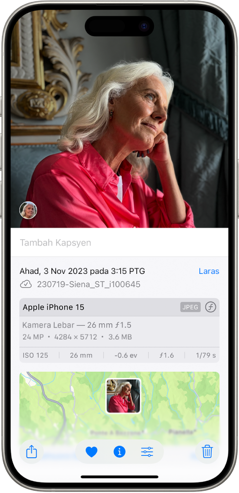 Foto dibuka dalam app Foto. Bahagian separuh bawah skrin menunjukkan maklumat foto termasuk, dari atas ke bawah, tarikh dan masa, nama fail, model iPhone dan seting kamera serta peta lokasi foto diambil.