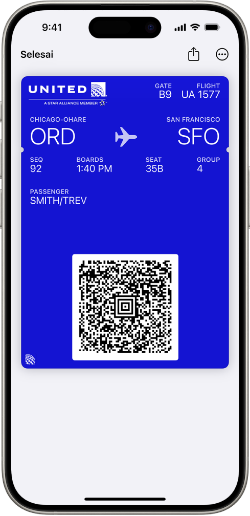 Pas naik dalam app Wallet menunjukkan maklumat penerbangan dan kod QR di bahagian bawah.