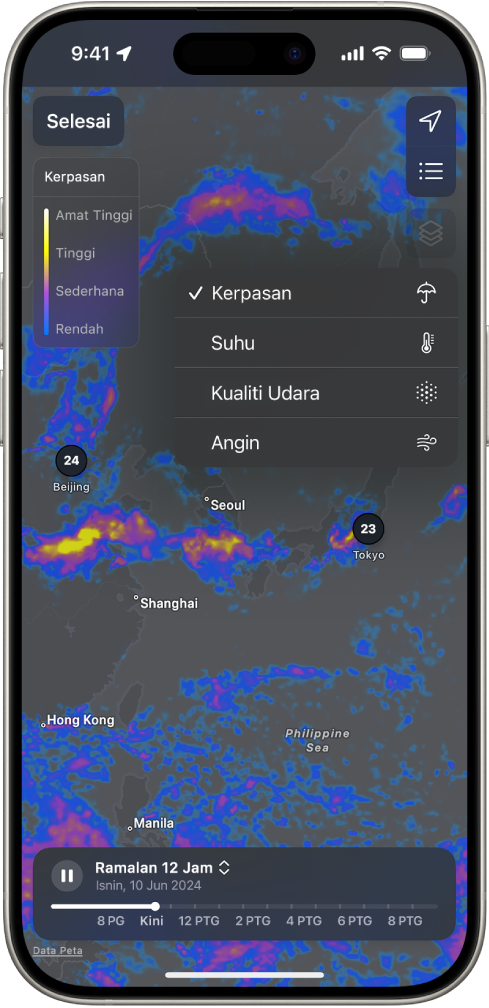 Peta suhu kawasan sekeliling memenuhi skrin iPhone. Di penjuru kanan atas, dari atas ke bawah, ialah butang Lokasi Semasa, Lokasi Kegemaran dan Menu Tindihan. Butang Menu Tindihan dipilih dan memaparkan butang Kerpasan, Suhu, Kualiti Air dan Angin. Butang Kerpasan dipilih. Di penjuru kiri atas ialah butang Selesai dan Skala Tindihan Peta Kerpasan.