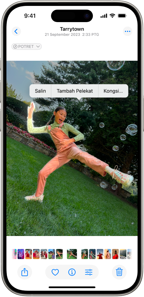 App Foto dibuka kepada foto orang. Orang tersebut dipilih dan pilihan Tambah Pelekat tersedia dalam menu di atas.