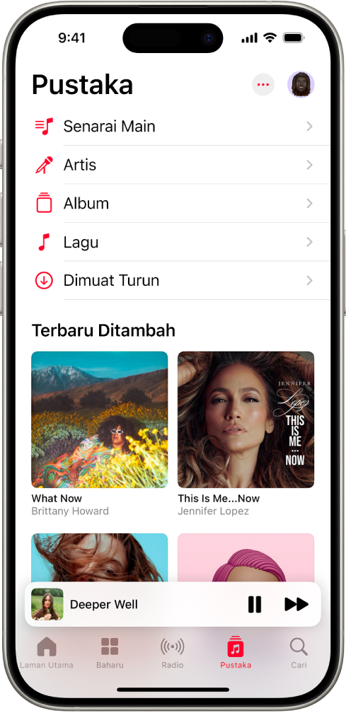 Skrin Pustaka menunjukkan senarai kategori termasuklah Senarai Main, Artis, Album, Lagu dan Dimuat Turun. Pengepala Terbaru Ditambah kelihatan di bawah senarai. Pemain Mini menunjukkan nama lagu semasa dan butang Jeda dan Seterusnya kelihatan berdekatan bahagian bawah.
