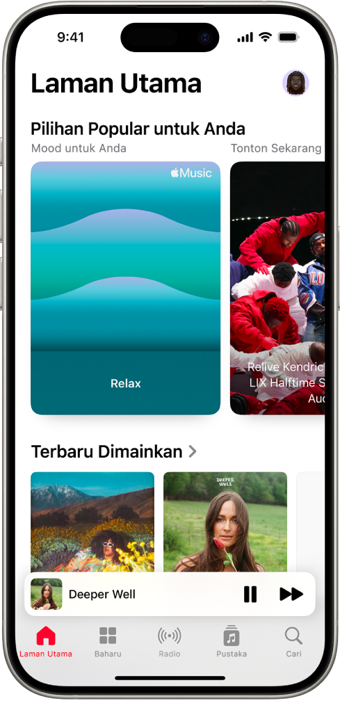 Skrin Laman Utama dalam app Muzik menunjukkan Pilihan Popular di bahagian atas. Anda boleh meleret ke kiri atau kanan untuk melihat lebih banyak muzik hanya untuk anda. Terbaru Dimain kelihatan di bawah.