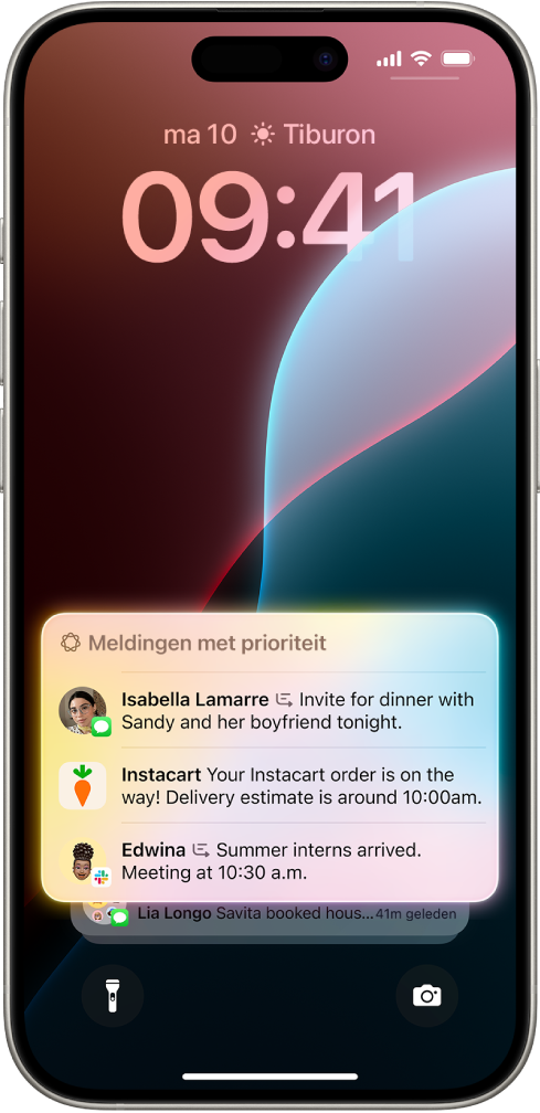 Het toegangsscherm van een iPhone. Onder in het scherm staan tijdgevoelige meldingen bovenaan de meldingenstapel.
