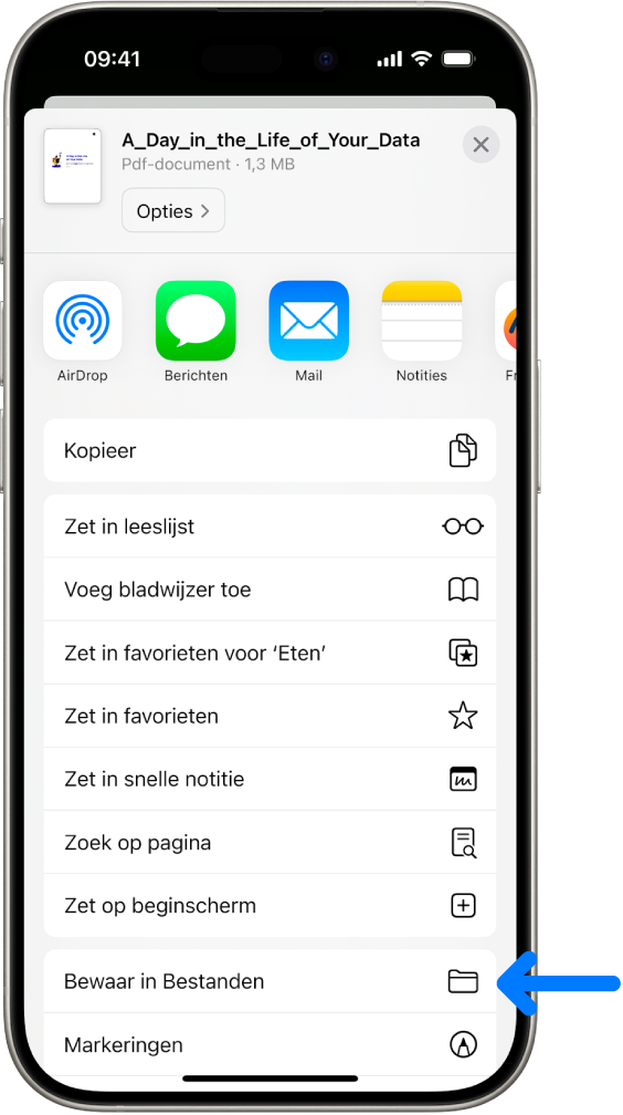 In Safari is op de deelknop op een pdf getikt, waarna onder in het scherm een lijst met opties is verschenen, met onder andere 'Bewaar in Bestanden'.
