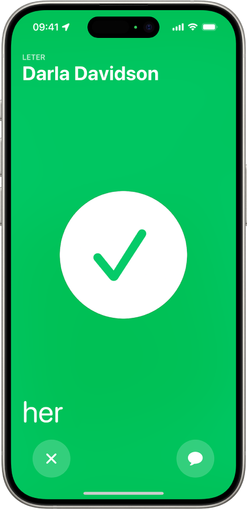 iPhone-skjermen er grønn, med et stort hakemerke i midten. Navnet på personen det søkes etter, vises øverst til venstre, og ordet «her» vises nederst til venstre, som indikerer at man har møtt hverandre.