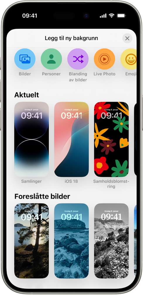 Legg til ny bakgrunn-skjermen viser et galleri av bakgrunner du kan bruke til å tilpasse låst skjerm på iPhonen, i kategorier som Aktuelt og Foreslåtte bilder. Øverst vises knappen for å legge til bilder, personer, en blanding avbilder, emojier og en vær-bakgrunn på låst skjerm.