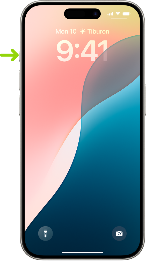 iPhone 15 Proର ବାମ ପାର୍ଶ୍ୱରେ ଆକ୍ସନ୍ ବଟନ୍ ଥିବା ଦର୍ଶାଉଥିବା ଏକ ସ୍କ୍ରୀନ୍। ଆପଣ ସେଟିଂସ୍ > ଆକ୍ସନ୍ ବଟନ୍କୁ ଯାଇ ବଟନ୍ର ଫଙ୍କ୍ସନ୍କୁ କଷ୍ଟମାଇଜ୍ କରିପାରିବେ।