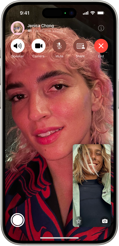 FaceTime ସ୍କ୍ରୀନ୍ ଏକ କଲ୍ ଚାଲୁ ଥିବା ଦେଖାଉଛି। କଲର୍ଙ୍କ ଇମେଜ୍ ନିମ୍ନ ଡାହାଣରେ ଏକ ଛୋଟ ଆୟତକ୍ଷେତ୍ରରେ ଦେଖାଯାଏ ଏବଂ ଅନ୍ଯ ବ୍ଯକ୍ତିଙ୍କ ଇମେଜ୍ ଅବଶିଷ୍ଟ ସ୍କ୍ରୀନ୍ରେ ଦେଖାଯାଏ। ସ୍କ୍ରୀନ୍ର ନିମ୍ନ ଭାଗରେ Live Photo, ଇଫେକ୍ଟ୍ ଏବଂ ପଛ କ୍ଯାମେରା ପାଇଁ “ଫ୍ଲିପ୍ କରନ୍ତୁ” ବଟନ୍ ଅଛି। ସ୍ପୀକର୍, କ୍ଯାମେରା, ମ୍ଯୁଟ୍, “ବିଷୟବସ୍ତୁ ଶେୟର୍ କରନ୍ତୁ” ଏବଂ “ସମାପ୍ତ କରନ୍ତୁ” ବଟନ୍ ସହିତ FaceTime କଣ୍ଟ୍ରୋଲ୍ ସ୍କ୍ରୀନ୍ର ଶୀର୍ଷରେ ଅଛି। କଣ୍ଟ୍ରୋଲ୍ର ଶୀର୍ଷରେ ଆପଣ ଯେଉଁ ବ୍ଯକ୍ତିଙ୍କ ସହ କଥା ହେଉଛନ୍ତି ତାଙ୍କ ନାମ କିମ୍ବା Apple ଆକାଉଣ୍ଟ୍ ଅଛି।