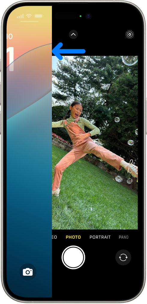 iPhone ସ୍କ୍ରୀନ୍ ବାମକୁ ଲକ୍ ସ୍କ୍ରୀନ୍ ସ୍ଲାଇଡ୍ ହେଉଛି ଏବଂ ସ୍କ୍ରୀନ୍ର ଡାହାଣ ପାର୍ଶ୍ୱରେ କ୍ୟାମେରା ଖୋଲୁଥିବା ଦେଖାଉଛି।
