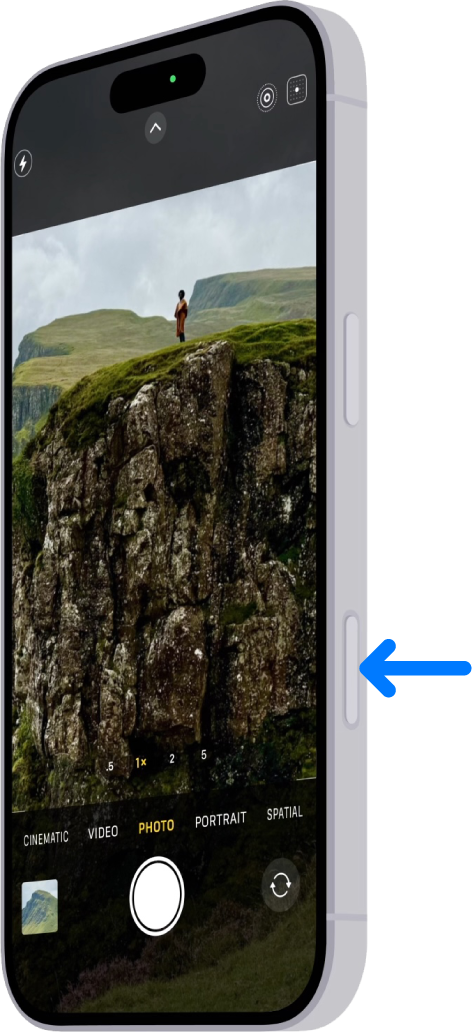 iPhone ਦੇ ਪਾਸੇ ‘ਤੇ ਕੈਮਰਾ ਕੰਟਰੋਲ ਦੇ ਟਿਕਾਣੇ ਵੱਲ ਇਸ਼ਾਰਾ ਕਰਦਾ ਤੀਰ।