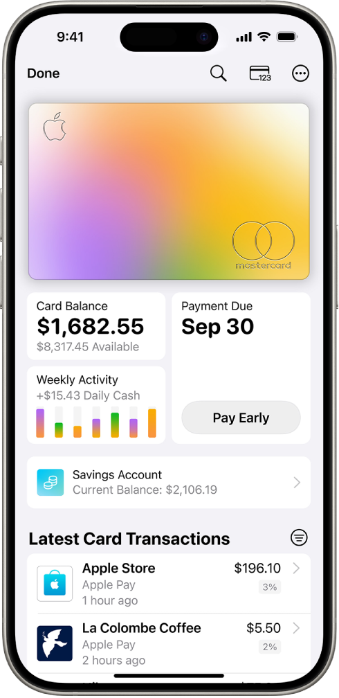 ਵੌਲਿਟ ਵਿੱਚ Apple Card, ਉੱਪਰ ਸੱਜੇ ਪਾਸੇ “ਹੋਰ” ਬਟਨ ਨੂੰ ਦਿਖਾਇਆ ਜਾ ਰਿਹਾ ਹੈ। ਕਾਰਡ ਚਿੱਤਰ ਦੇ ਹੇਠਾਂ ਕਾਰਡ ਦਾ ਬਕਾਇਆ, ਹਫ਼ਤਾਵਾਰੀ ਗਤੀਵਿਧੀ ਅਤੇ ਭੁਗਤਾਨ ਬਟਨ ਹਨ। ਬੱਚਤ ਖਾਤੇ ਦਾ ਮੌਜੂਦਾ ਬਕਾਇਆ ਅਤੇ ਨਵੀਨਤਮ ਕਾਰਡ ਲੈਣ-ਦੇਣ ਸਭ ਤੋਂ ਹੇਠਾਂ ਹਨ।