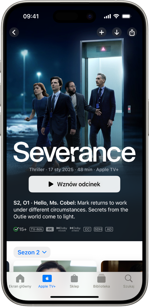 Karta Apple TV+ z polecaną produkcją Apple Originals. Widoczny jest jej tytuł, przycisk Odtwórz oraz opis odcinka. Na dole (od lewej do prawej) znajdują się karty: Ekran główny, Apple TV+, Sklep, Biblioteka i Szukaj.