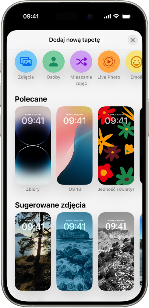 Ekran Dodaj nową tapetę z galerią tapet umożliwiających dostosowanie ekranu blokady iPhone’a, uporządkowanych w takich kategoriach, jak Polecane i Sugerowane zdjęcia. Na górze znajdują się przyciski Zdjęcia, Osoby, Mieszanie zdjęć, Emoji oraz Pogoda, umożliwiające wybór różnych teł ekranu blokady.