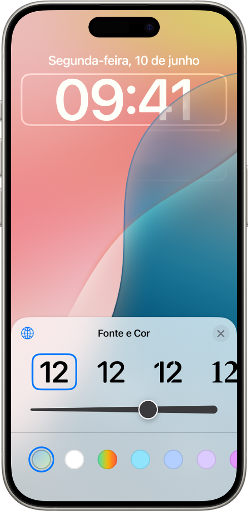 Uma tela para editar o estilo do relógio na Tela Bloqueada, mostrando a hora selecionada e os controles para escolher o estilo da fonte, o peso da linha e a cor da fonte do relógio.