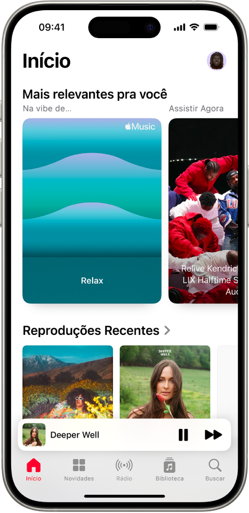 Tela de Início no app Música, mostrando Mais Relevantes na parte superior. Você pode passar o dedo à esquerda ou à direita para ver mais músicas selecionadas apenas para você. Reproduções Recentes aparece abaixo.