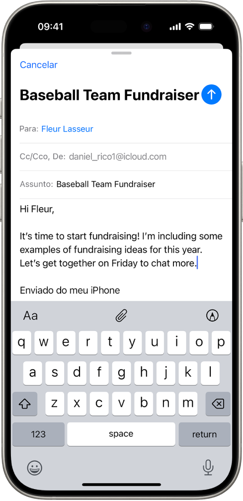 Rascunho de um e‑mail sendo redigido com as opções de anexos acima do teclado.