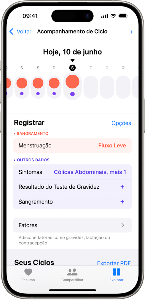 Tela do Acompanhamento de Ciclo, mostrando a linha do tempo de uma semana na parte superior da tela. Círculos vermelhos sólidos e pontos roxos marcam os 5 primeiros dias da linha do tempo. Abaixo da linha do tempo estão as opções para adicionar informações sobre menstruações, sintomas e outras.