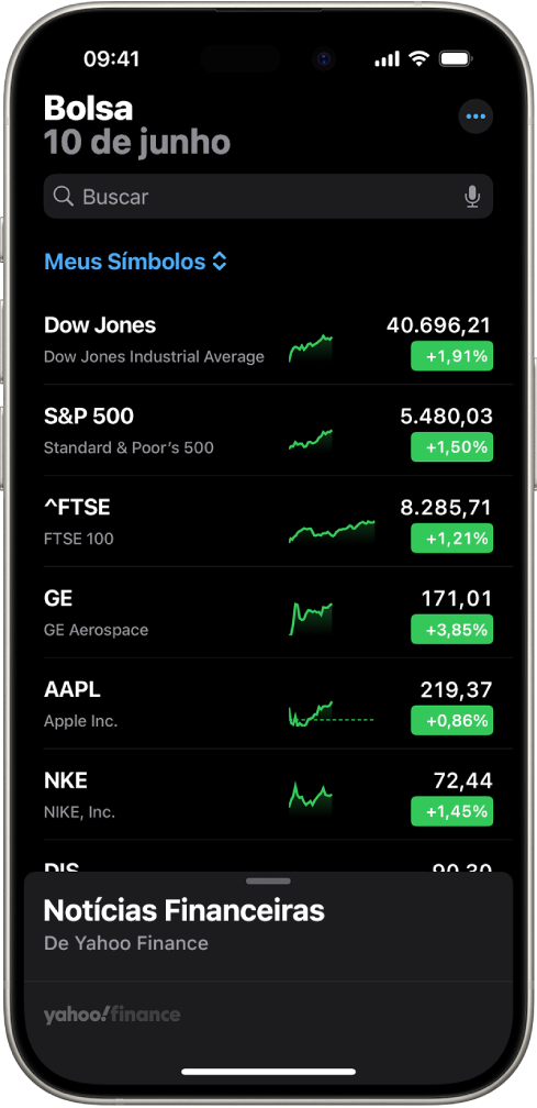 Uma lista de ações no app Bolsa mostrando uma lista com ações diferentes. Cada ação na lista mostra, da direita para a esquerda, o símbolo e o nome da ação, um gráfico de desempenho, o preço da ação e as alterações de preço. Na parte superior da tela, acima da lista de ações Meus Símbolos, há um campo de busca. Na parte inferior da tela está a seção Notícias Financeiras. Passe o dedo para cima nas notícias de negócios para visualizar os artigos.