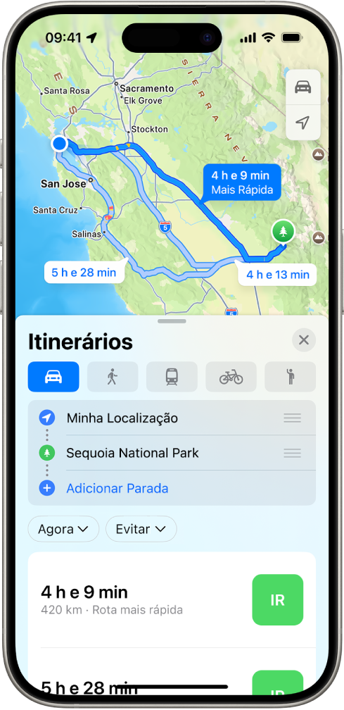 iPhone mostrando um mapa com várias opções de itinerário para o mesmo destino. Cada itinerário mostra o tempo e a distância estimados. Ao selecionar o botão Ir, é iniciado o itinerário ponto a ponto. Um código de cores em cada itinerário indica as condições de tráfego.