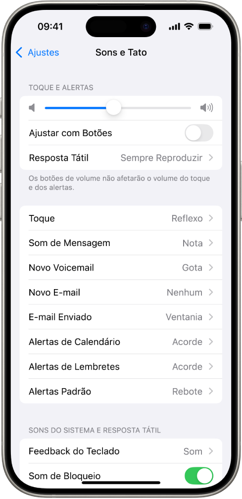 A tela Som e Tato nos Ajustes. As opções na tela, de cima para baixo, são Áudio dos Fones de Ouvido e Segurança de Fone de Ouvido, Volume de Toque e Alerta com um controle deslizante para ajustar o volume e a opção de alterar o volume com botões, e Padrões de Sons e Táteis, incluindo Toque e Som de Mensagem.