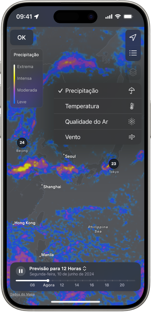 Um mapa de temperatura da área ao redor preenche a tela do iPhone. No canto superior direito, de cima para baixo, estão os botões Localização Atual, Localizações Favoritas e Menu de Sobreposição. O botão Menu de Sobreposição está selecionado e mostra os botões Precipitação, Temperatura, Qualidade do Ar e Vento. O botão Precipitação está selecionado. No canto superior esquerdo está o botão OK e a Escala da Sobreposição de Precipitação.