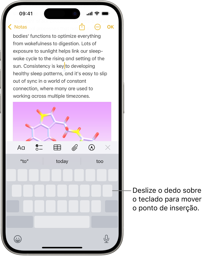 Um documento está aberto no app Notas. O teclado na metade inferior da tela está no modo trackpad.