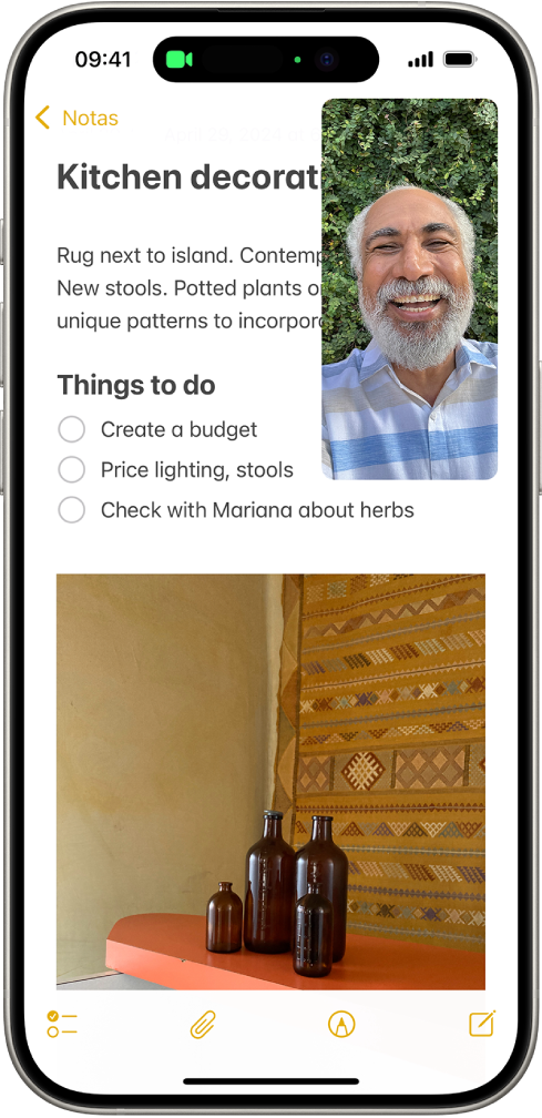 Uma conversa do FaceTime em andamento. Uma nota sobre decoração de cozinha ocupa o restante da tela.
