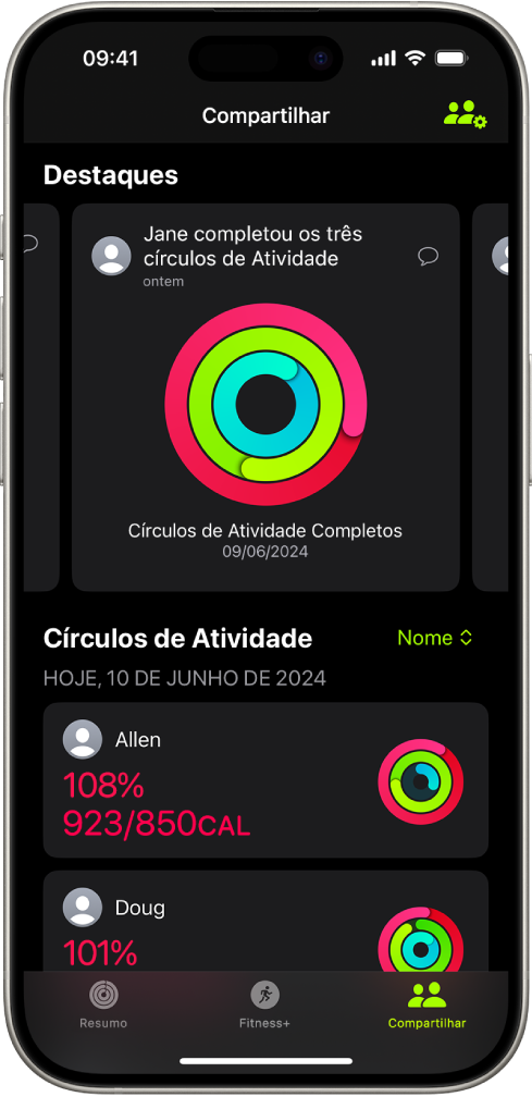 Tela de Compartilhamento do app Fitness, com círculos de atividade e destaques de atividade compartilhados entre uma pessoa e seus amigos.
