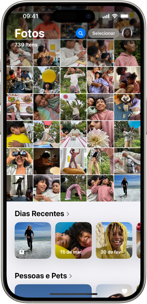 O app Fotos está aberto. Os dois terços superiores da tela mostram a fototeca em uma grade. Abaixo está a coleção de fotos Dias Recentes e abaixo dela está a coleção “Pessoas e Pets”.