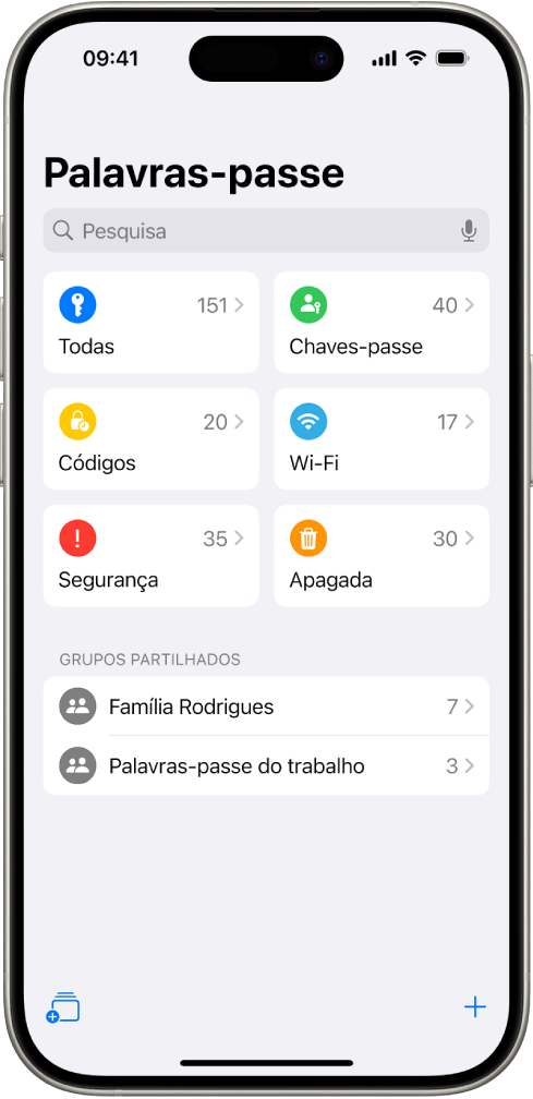 O ecrã principal da aplicação Palavras-passe, com botões para “Tudo”, “Chaves-passe”, “Códigos de verificação”, “Wi-Fi”, “Segurança” e “Apagadas”, juntamente com uma lista de grupos partilhados.