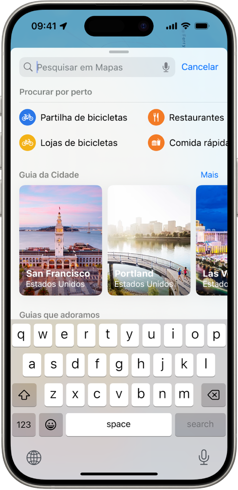 A aplicação Mapas a mostrar o campo de pesquisa, as categorias para serviços nas proximidades e guias de cidades. Na parte inferior do ecrã está o teclado no ecrã do iPhone.