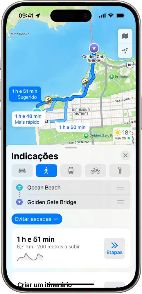 Um mapa a mostrar um itinerário a pé. A ficha do itinerário na parte inferior fornece detalhes para o itinerário, incluindo o tempo de viagem estimado e as mudanças de elevação. Um botão “Ir” aparece do lado direito dos detalhes.