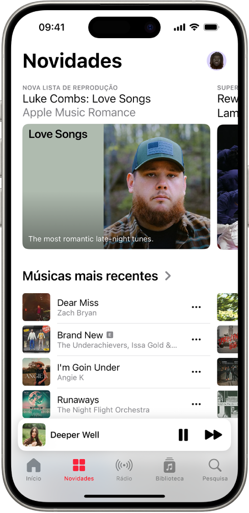 O ecrã Novo com uma lista de reprodução em destaque na parte superior. Passe o dedo para a esquerda para ver as músicas e vídeos em destaque. A secção Músicas mais recentes surge em baixo. Passe o dedo para cima no ecrã para explorar a música nova e recomendada.