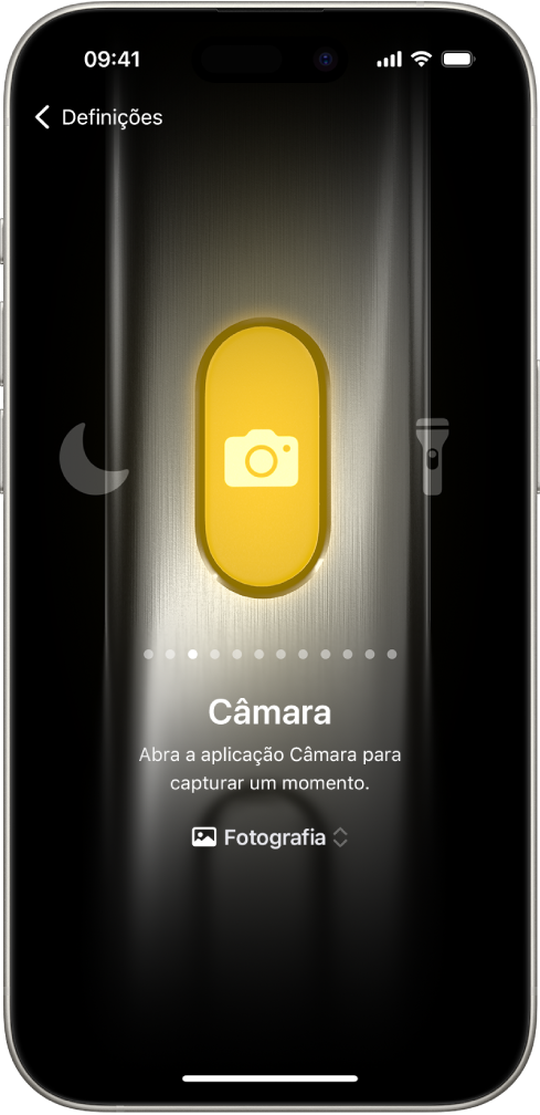 O ecrã para personalizar o botão de ação. “Câmara” é a ação selecionada. Surgem outras funcionalidades à direita e à esquerda da câmara, incluindo “Não incomodar” e “Lanterna”. Por baixo das ações estão pontos nos quais pode tocar para mudar para outra ação. Por baixo da ação selecionada, “Câmara”, está um menu de opções da Câmara em que pode tocar para atribuir o botão de ação.