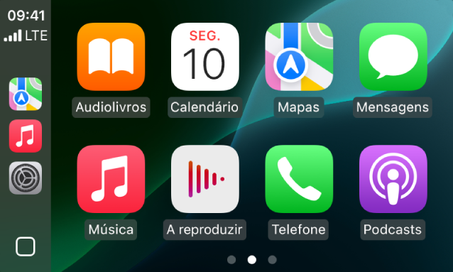 O ecrã principal de CarPlay a mostrar Mapas, Música e Mensagens na barra lateral. À direita está Audiolivros, Calendário, Mapas, Mensagens, Música, A reproduzir, Telefone e Podcasts.