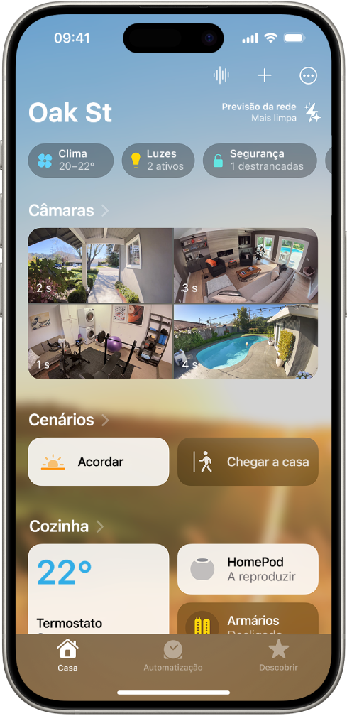 O separador Casa a mostrar, de cima para baixo, quatro categorias, dois cenários, três vistas da câmara e o estado de uma divisão. Na parte inferior estão os separadores Casa (que está selecionado), Automatização e Descobrir.