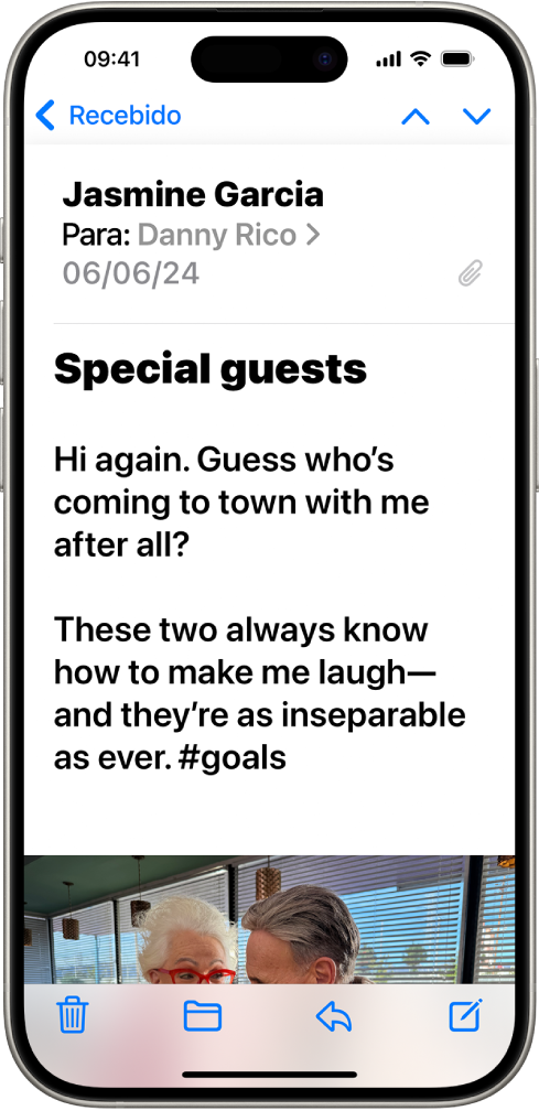 Um iPhone com a aplicação Mail aberta. Uma mensagem de e-mail é apresentada com texto grande e a negrito.