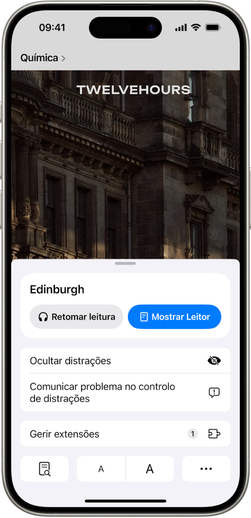 No Safari, foi dado um toque no botão Definições da página num site e são reveladas opções, incluindo Ocultar distrações.
