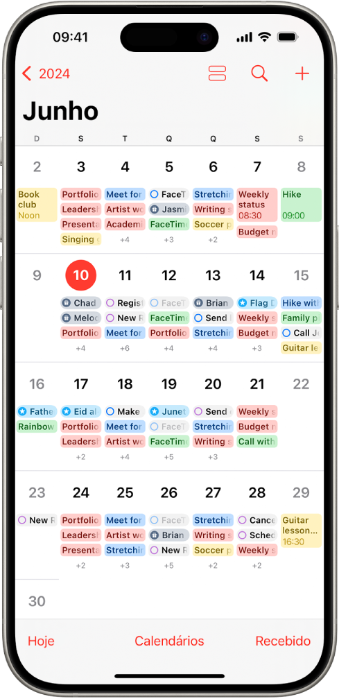 Um calendário na vista Mês a mostrar eventos e lembretes.