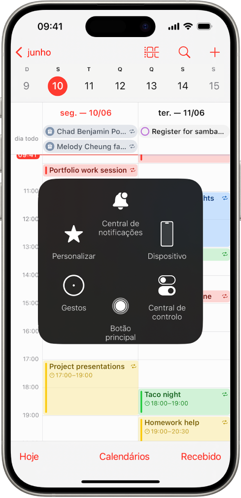 Um iPhone com o menu AssistiveTouch visível a mostrar os controlos para a central de notificações, dispositivo, central de controlo, Casa, Gestos e Personalizar.