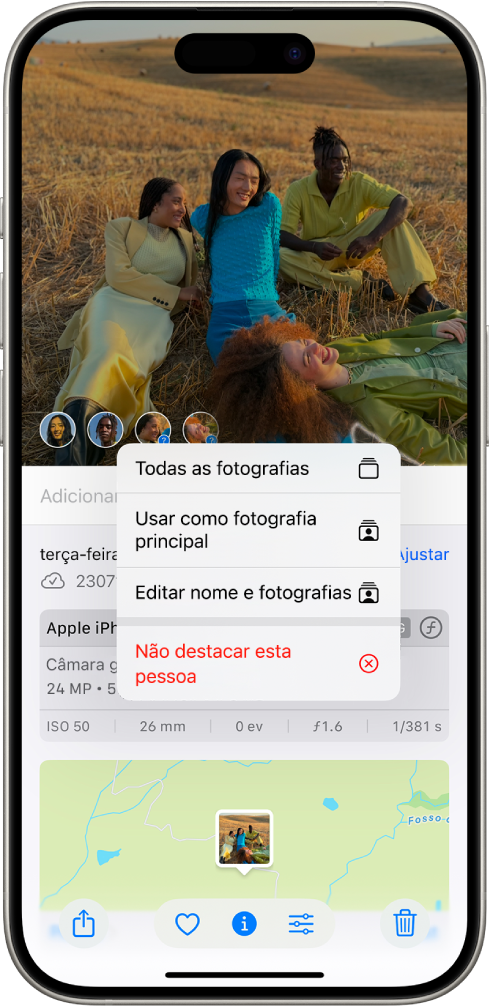 A metade superior do ecrã do iPhone mostra uma fotografia aberta na aplicação Fotografias. No canto inferior esquerdo do ecrã da fotografia aparecem pontos de interrogação junto às pessoas e animais de estimação que aparecem na fotografia. Está selecionado um ponto de interrogação e um menu de opções inclui, da parte superior para a inferior, “Indicar o nome desta pessoa”, “Todas”, “Usar como fotografia principal”, “Editar nome e fotografias” e “Destacar menos esta pessoa”.