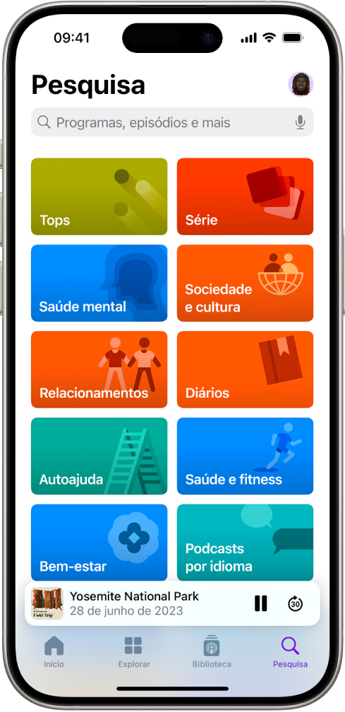 O ecrã de pesquisa na aplicação Podcasts, a mostrar as categorias de podcast. Junto à parte inferior do ecrã está o grafismo do episódio, o título do episódio e os botões “Pausa” e “Avançar”. Na parte inferior do ecrã estão os separadores “Início”, “Explorar”, “Biblioteca” e “Pesquisa”.