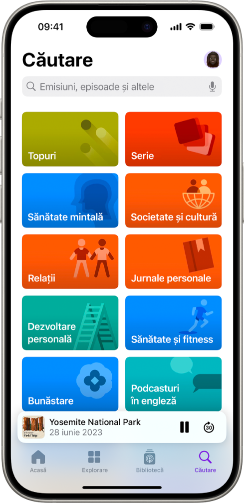 Ecranul Căutare din aplicația Podcasturi, afișând categoriile de podcasturi. În apropierea părții de jos a ecranului se află ilustrația unui episod, titlul episodului și butoanele Suspendați și Salt înainte. În partea de jos a ecranului se află butoanele Acasă, Explorare, Bibliotecă și Căutare.
