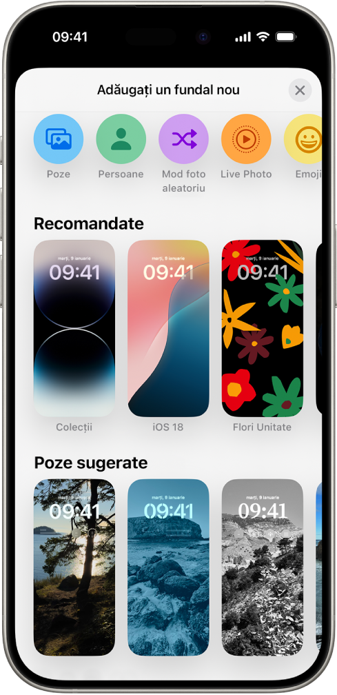 Ecranul Adăugați un fundal nou afișând o galerie de variante de fundal pentru personalizarea ecranului de blocare al iPhone‑ului, în categorii precum Poze recomandate și Poze sugerate. În partea de sus se află butoanele pentru adăugarea pozelor, persoanelor, a unui mod foto aleatoriu, emoji și un fundal de ecran pentru vreme pe ecranul de blocare.